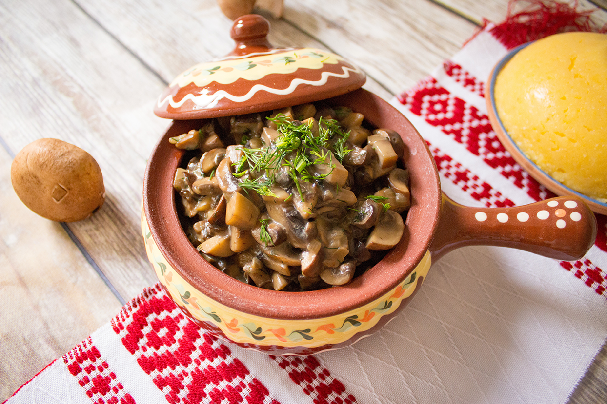 Tocăniță de hribi cu usturoi și pătrunjel